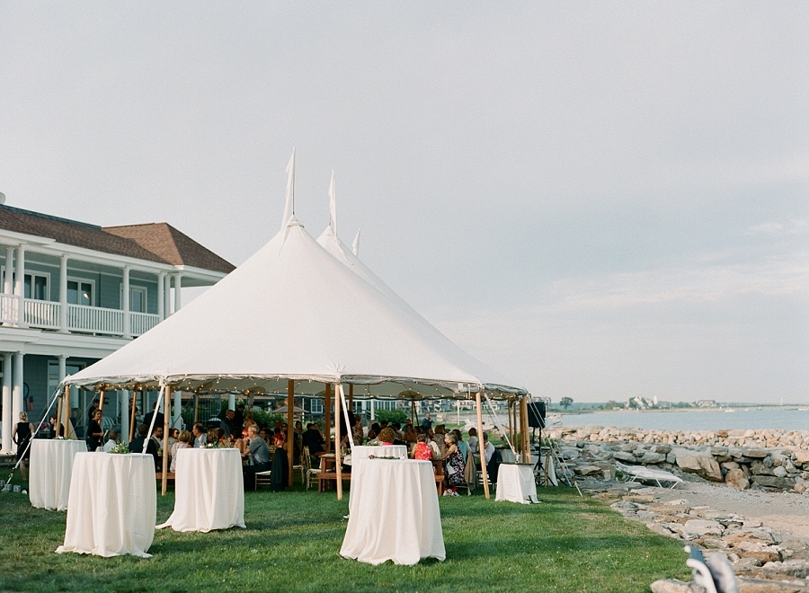 586a9d7587b9c900x - Seaside Wedding With "American Summer" Vibes