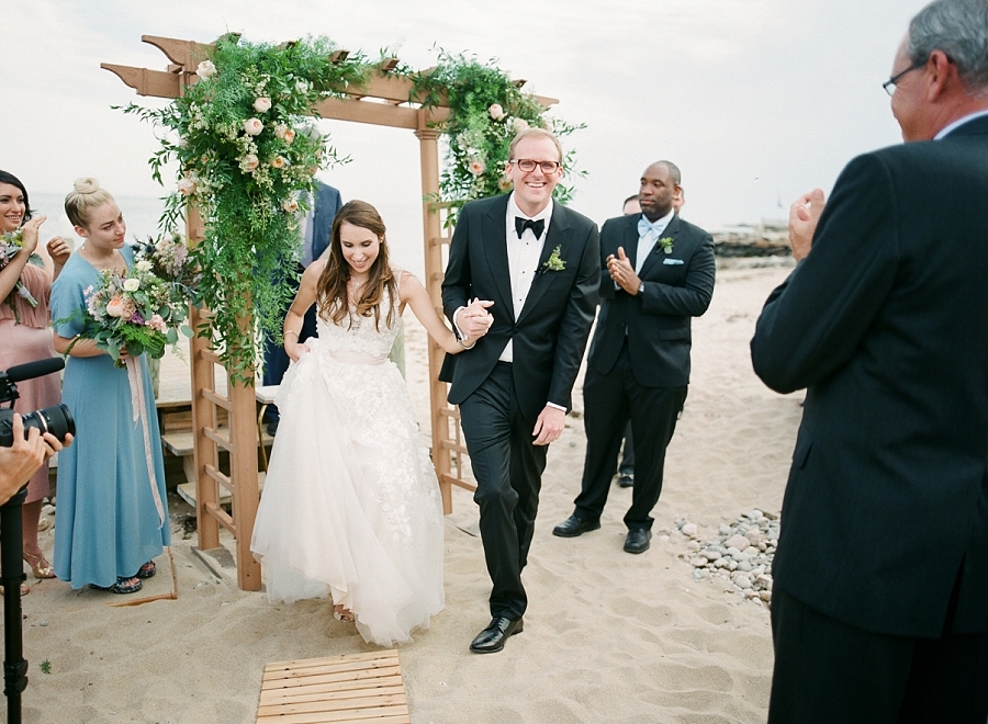 586a9db18442d900x - Seaside Wedding With "American Summer" Vibes