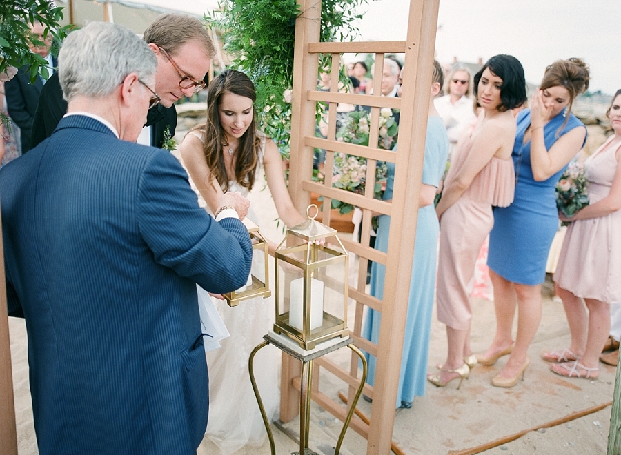 586a9db89d497900x - Seaside Wedding With "American Summer" Vibes
