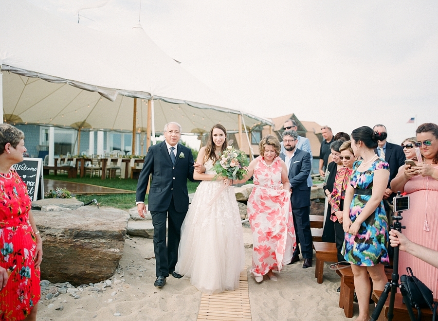 586a9dbcd3a3a900x - Seaside Wedding With "American Summer" Vibes