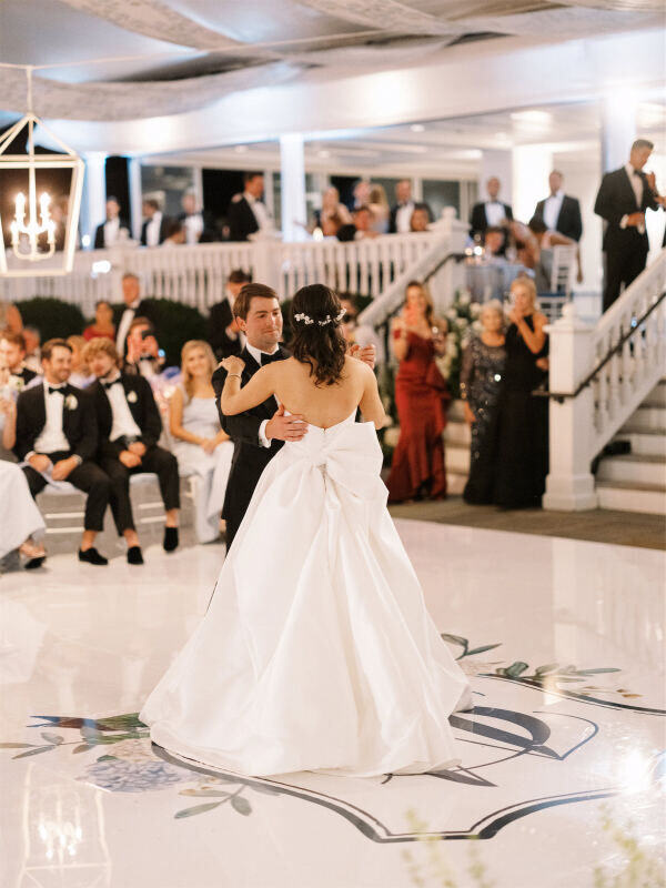 megan and cj belle haven club 19 195669 1647625418 - The Allure of This Glamorous Coastal Wedding Featured in Carats and Cake
